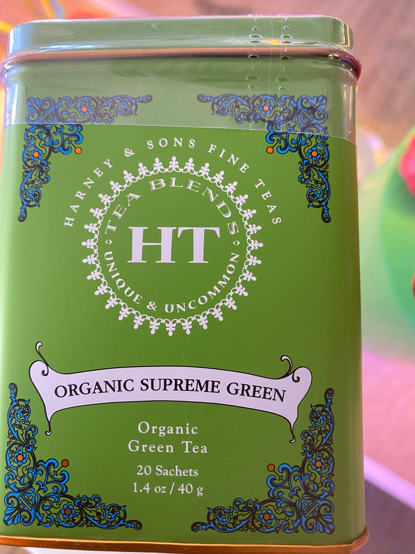 A tin of Westerlind's Harney - Organic Supreme Green Tea features an ornate design and contains 20 sachets, totaling 1.4 oz (40 g).