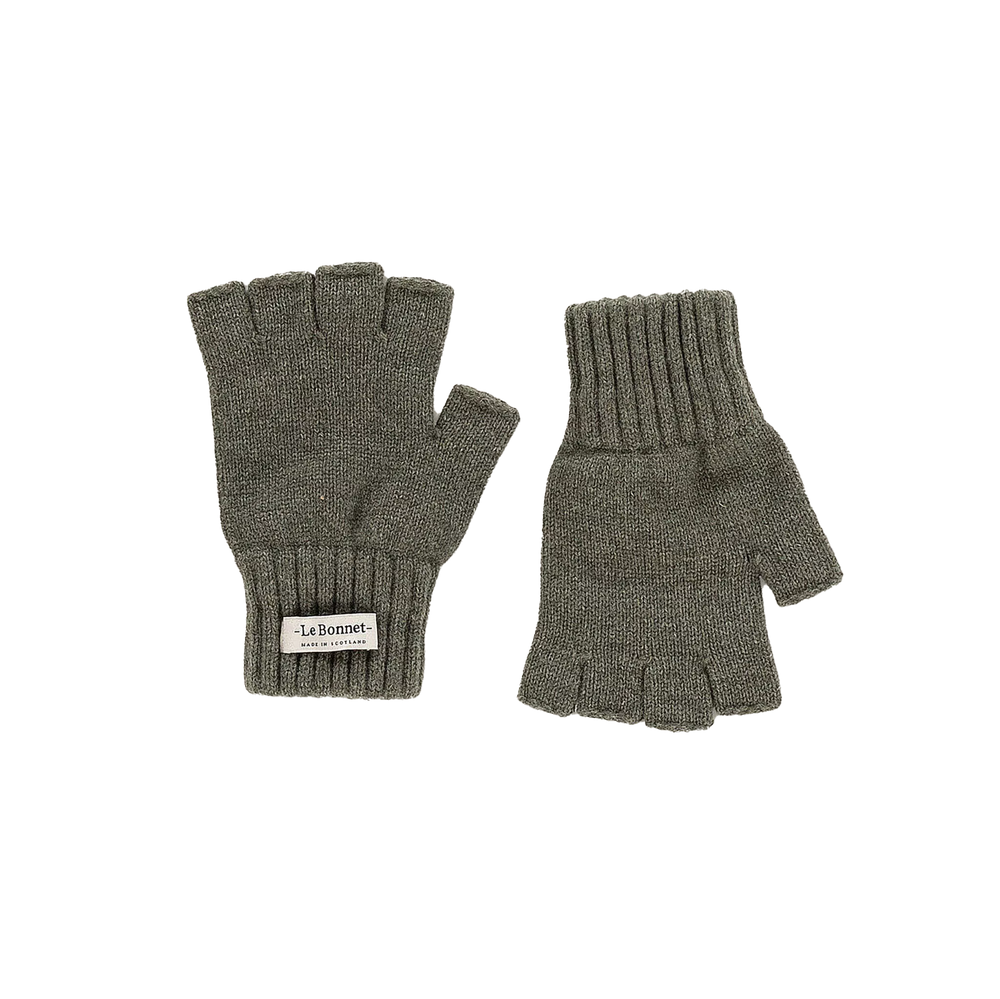 Le Bonnet's Fingerless Gloves are crafted from soft Merino wool in a sophisticated gray. With ribbed cuffs and a subtle brand label, these gloves serve as an ideal accessory for cold weather, capturing the essence of Scotland's timeless warmth.