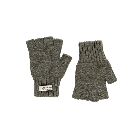 Le Bonnet's Fingerless Gloves are crafted from soft Merino wool in a sophisticated gray. With ribbed cuffs and a subtle brand label, these gloves serve as an ideal accessory for cold weather, capturing the essence of Scotland's timeless warmth.