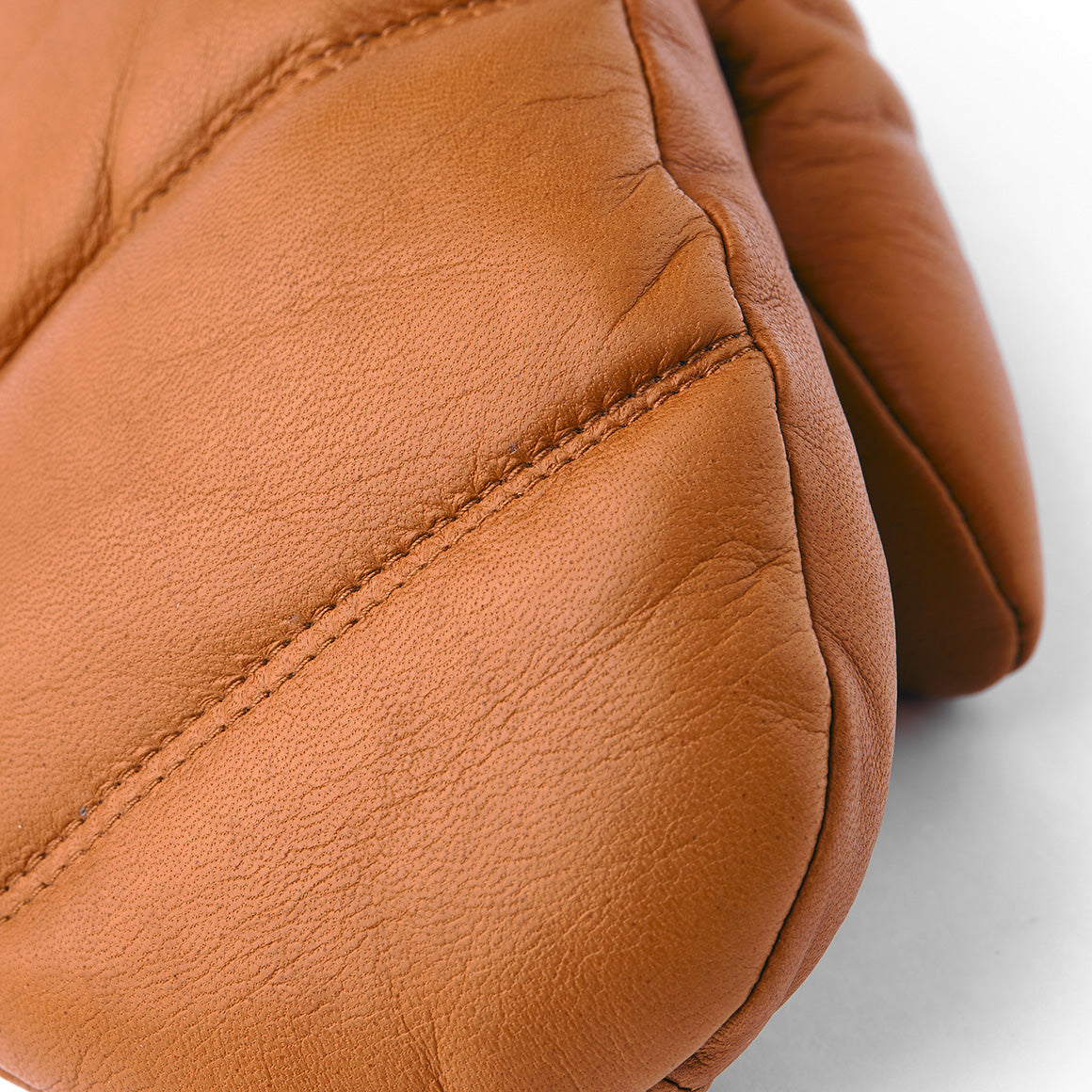 Close-up of the Hestra Valdres Mitten in Cork, crafted from luxurious Lamp nappa leather with detailed stitching.