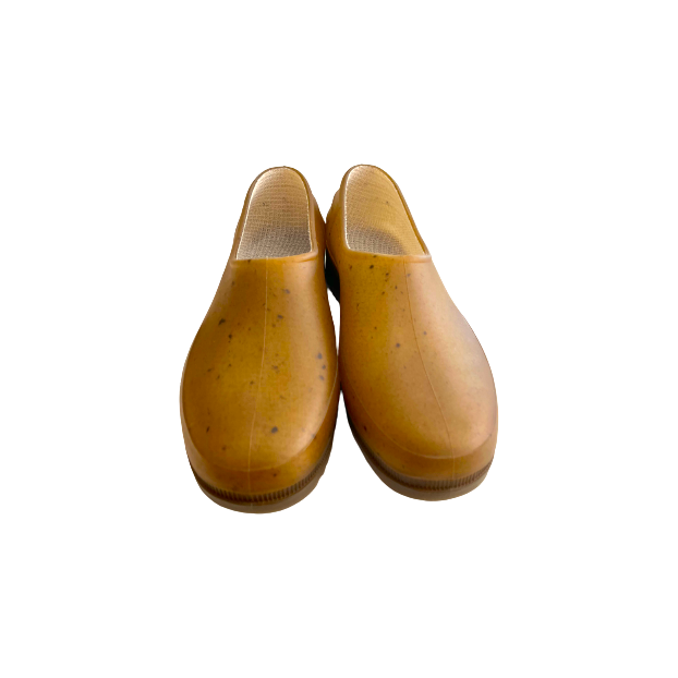 A pair of Plasticana's Gardana Gardening Clogs in Doubure Ecru, made from hemp plastic, rests side by side and viewed from the front with a low heel.