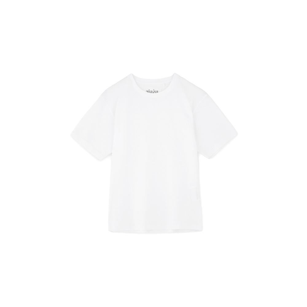 Set against a black backdrop, the SS Cotton Tee by Aiayu highlights the enduring charm of organic cotton. As a GOTS-certified garment, it offers both comfort and sustainability, making it an excellent option for individuals who value fashion and environmental consciousness.